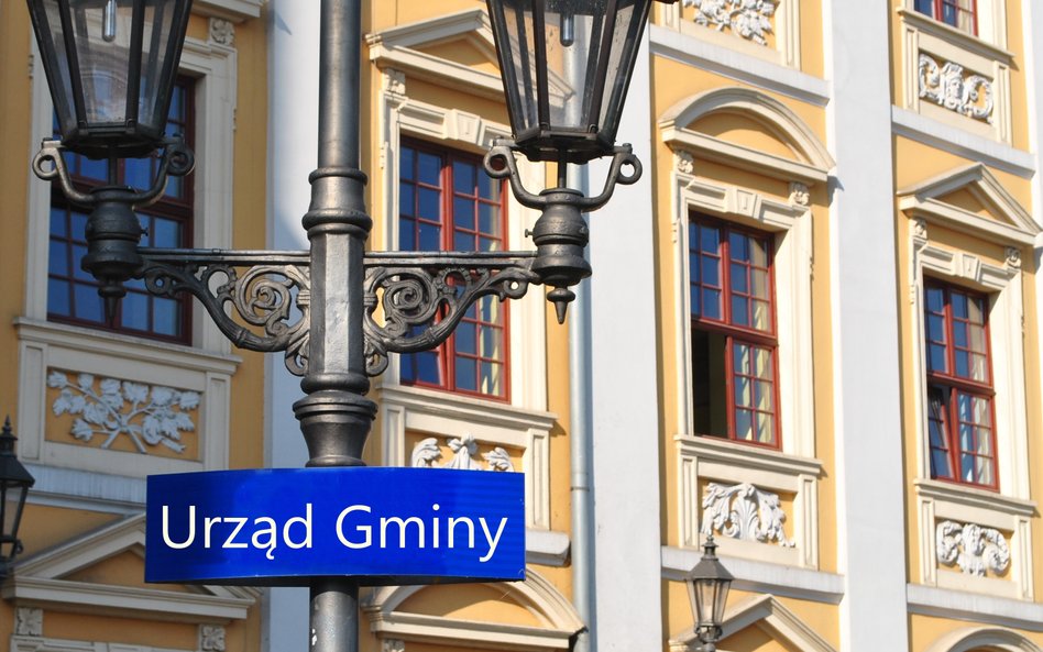 Dokładnie 35 lat temu w Polsce przeprowadzono pierwsze wolne wybory do samorządów. Wybierano skład 2