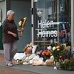 Mieszkańcy składają kwiaty przed biurem Helen Haines, przed którym posłanka została potrącona