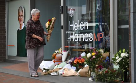 Mieszkańcy składają kwiaty przed biurem Helen Haines, przed którym posłanka została potrącona