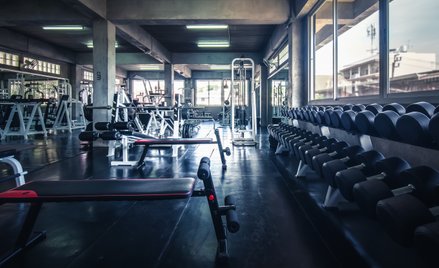 Benefit odrabia poranne zniżki po wynikach