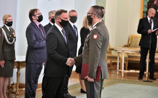 Prezydent Andrzej Duda wręczył generałowi Piotrowskiemu akt mianowania na drugą kadencję na stanowis