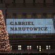 Warszawa, 16.12.2022. Okolicznościowa iluminacja na fasadzie Pałacu Prezydenckiego, 16 bm. w 100. ro