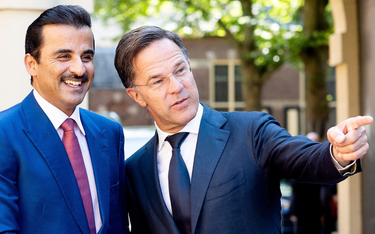 Emir Kataru Tamim (z lewej) 24 czerwca w Holandii z przyszłym szefem NATO Markiem Ruttem