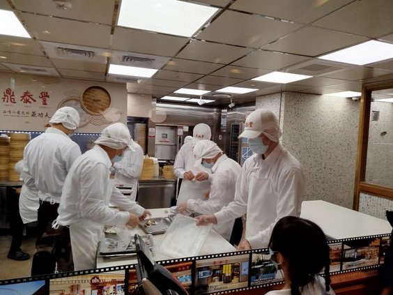 Lepienie pierogów w modnej restauracji Din Tai Fung. Mają tam nawet pierogi z gorącą czekoladą!