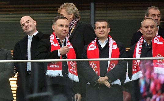 Prezydent Andrzej Duda z ministrem sportu Witoldem Bańką.W tle szef FIFA Gianni Infantino i prezes P