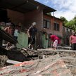Ludzie sprzątają swój zniszczony dom po powodzi błyskawicznej w dystrykcie Dhading w Nepalu.