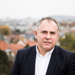 Zoltan Varga zaczynał karierę od pracy na Giełdzie Papierów Wartościowych w Budapeszcie. Przetrwał d