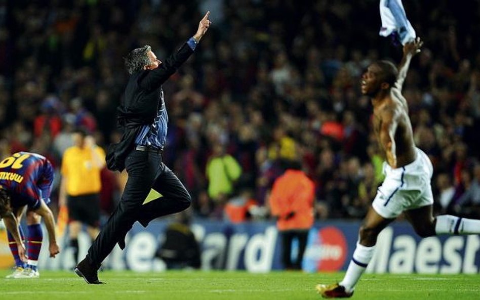 Inter przegrał półfinałowy rewanż na Camp Nou tylko 0:1 i awansował. Jose Mourinho świętuje z Samuel