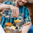 Woda do posiłku gratis. Nadchodzą zmiany w restauracjach
