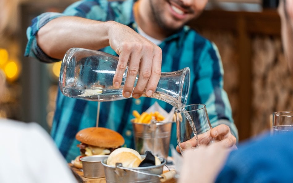 Woda do posiłku gratis. Nadchodzą zmiany restauracjach