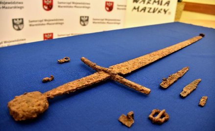Pasjonat historii znalazł pod Olsztynem nagi miecz, pochwę, pas rycerski i dwa przytwierdzone do nie