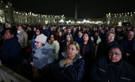 Na placu Św. Piotra w Watykanie nie ustaja modlitwy o zdrowie papieża