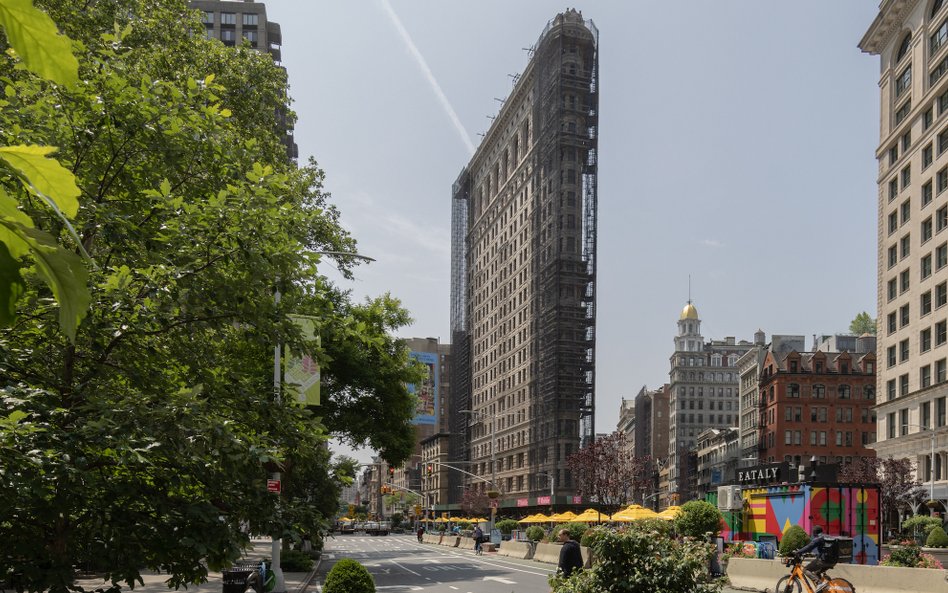 Budynek powstał na trójkątnej działce, stąd jego nietypowy kształt, a także nazwa – „Żelazko”.