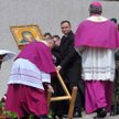 Prezydent Andrzej Duda wykazał się refleksem. Podczas uroczystości szybko podniósł przewrócony przez