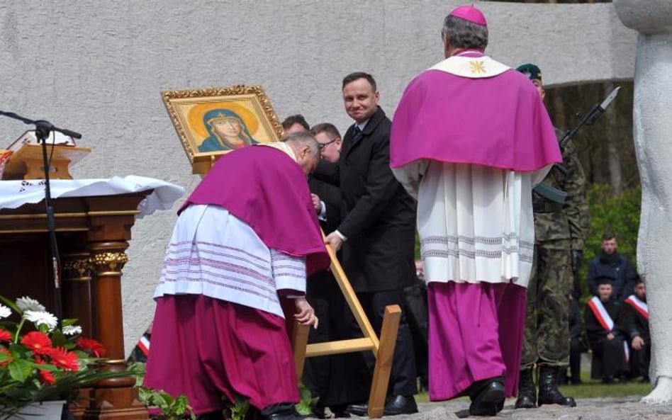 Prezydent Andrzej Duda wykazał się refleksem. Podczas uroczystości szybko podniósł przewrócony przez