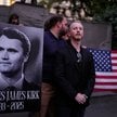 Ludzie gromadzą się podczas czuwania po śmierci prawicowego działacza i komentatora Charliego Kirka,