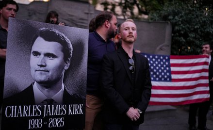 Ludzie gromadzą się podczas czuwania po śmierci prawicowego działacza i komentatora Charliego Kirka,