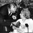 1995 rok. Jolanta Banach z Leszkiem Millerem. Pogawędka o dyskryminacji kobiet.