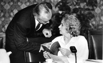1995 rok. Jolanta Banach z Leszkiem Millerem. Pogawędka o dyskryminacji kobiet.