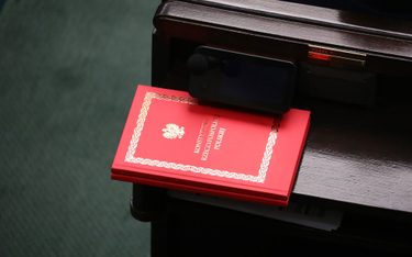 Wydanie Konstytucji RP na jednej z ław poselskich w Sejmie.