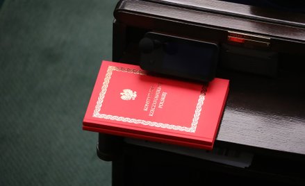Wydanie Konstytucji RP na jednej z ław poselskich w Sejmie