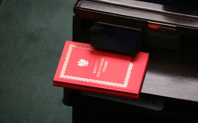 Wydanie Konstytucji RP na jednej z ław poselskich w Sejmie