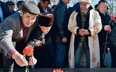 Kirgizi składają kwiaty poległym w czasie sowieckiej interwencji w Afganistanie, ale próbują oderwać
