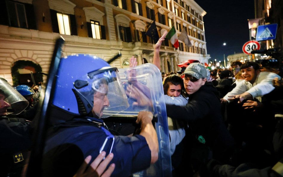 Protestujący młodzi ludzie starli się w Rzymie z policją podczas spontanicznej demonstracji przeciwk