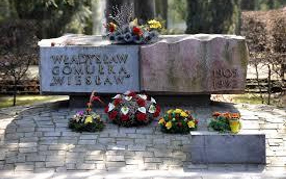 Apel o dekomunizację Alei Zasłużonych na Powązkach