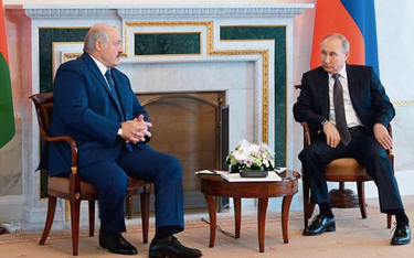 Aleksander Łukaszenko (z lewej) jest najczęstszym gościem Władimira Putina w tym roku