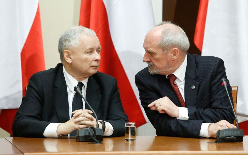 Jarosław Kaczyński i Antoni Macierewicz. Nieomylni stratedzy czy zwykli fantaści?