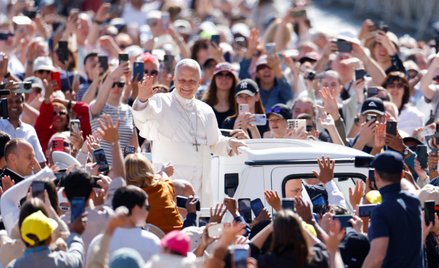 Papież Leon XIV podczas audiencji generalnej w Watykanie