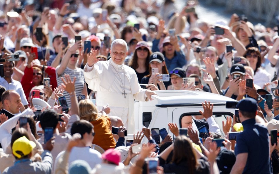 Papież Leon XIV podczas audiencji generalnej w Watykanie