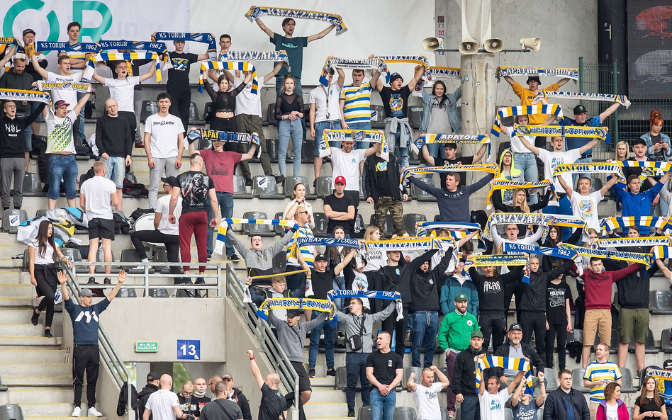 Po raz pierwszy w tym sezonie mecze PGE Ekstraligi na stadionie mogli oglądać kibice. Na zdjęciu fan