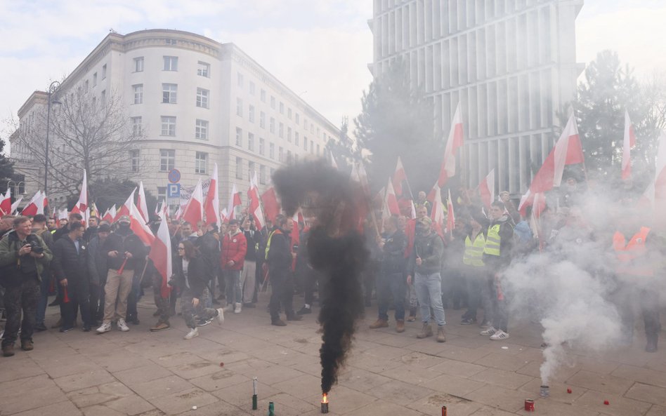 Uczestnicy protestu z 6 marca przed Sejmem