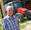 Traktor i kosiarka rolnika w podatkowej księdze