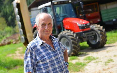 Traktor i kosiarka rolnika w podatkowej księdze