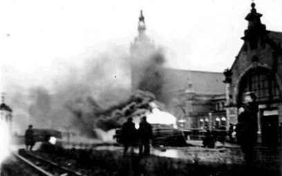 Płonie gdański Dworzec Główny, gdzie doszło do gwałtownych starć z MO