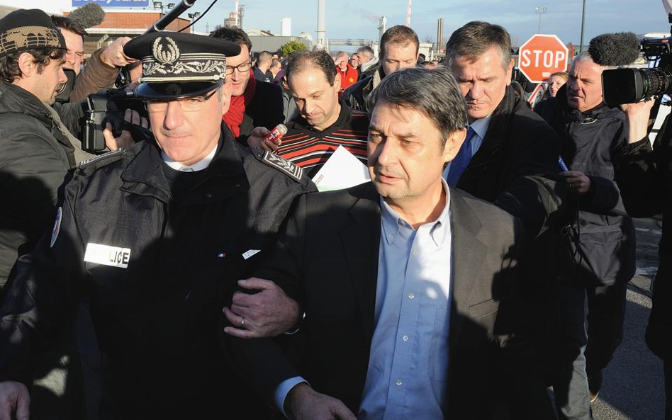 Bernard Glesser i Michel Dheilly w towarzystwie policji opuścili fabrykę w Amiens