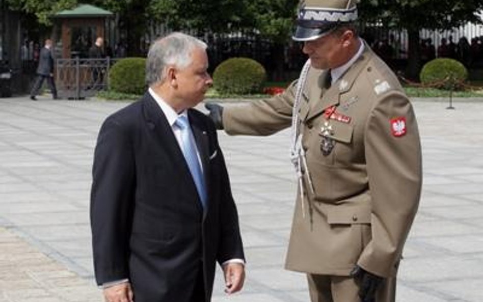 Gen. brygady Kazimierz Gilarski i prezydent Lech Kaczyński podczas uroczystości