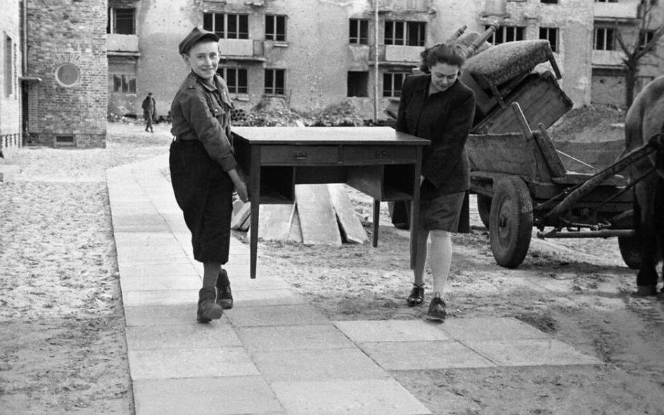 Warszawa, kwiecień 1947, fot. Jerzy Baranowski. Nowi lokatorzy wprowadzaj ą si ę do jednego z bloków