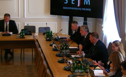 Prezes spółki Centralny Port Komunikacyjny Filip Czernicki (z brodą) wsyjaśniał, że projektowanie lo