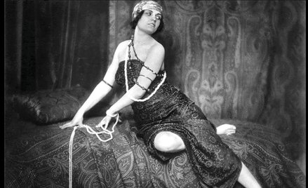 Pola Negri (1897–1987) debiutowała w „Niewolnicy zmysłów” (1914 r.), filmie zrealizowanym w wytwórni