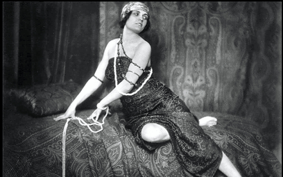 Pola Negri (1897–1987) debiutowała w „Niewolnicy zmysłów” (1914 r.), filmie zrealizowanym w wytwórni