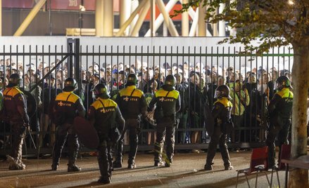 Policja przed stadionem w Alkmaar