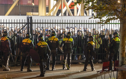 Policja przed stadionem w Alkmaar