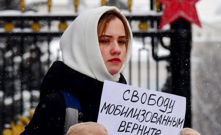 Krewna rosyjskich żołnierzy biorących udział w tzw. specjalnej operacji wojskowej w Ukrainie trzyma 