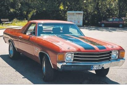 Czerwony metaliczny lakier i charakterystyczne czarne pasy na masce dają świetny efekt.