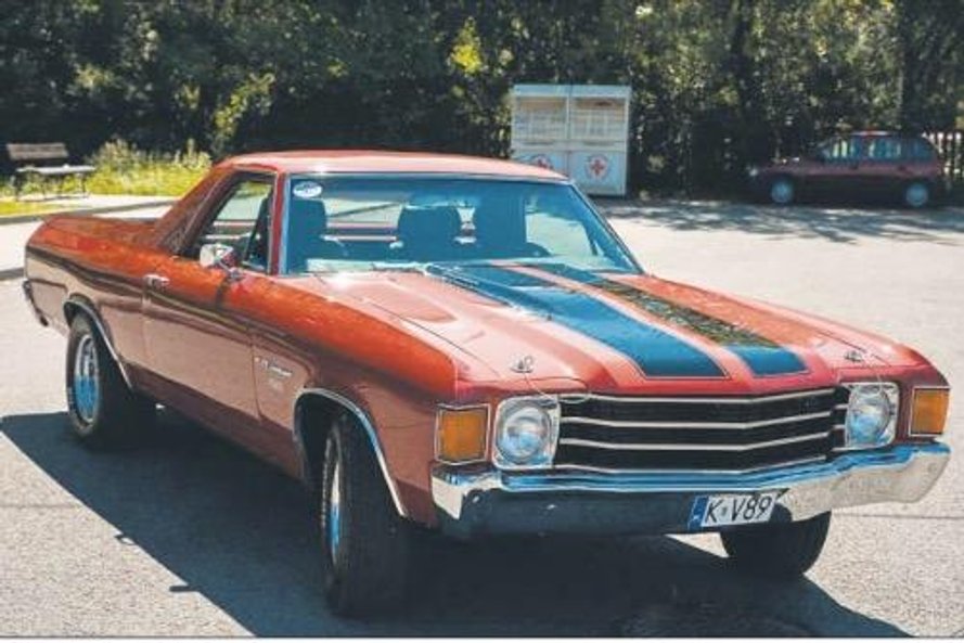 Czerwony metaliczny lakier i charakterystyczne czarne pasy na masce dają świetny efekt.