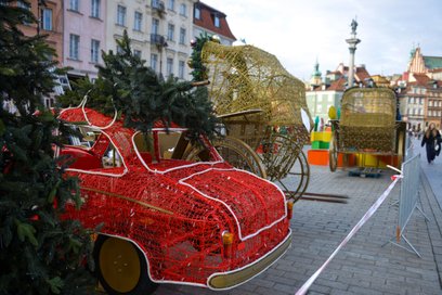 W Warszawie trwa już montaż dekoracji i iluminacji świątecznych